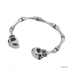 Bracelets en os de crâne audacieux style punk rock, design squelette détaillé en argent oxydé avec segments articulés - Product Image 2