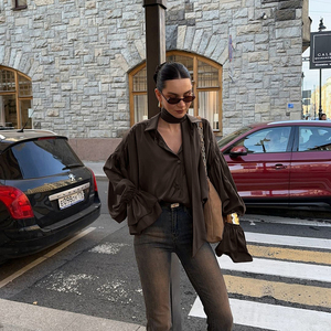 Nuova Tendenza Moda 2025: <span class=keywords><strong>Blusa</strong></span> Elegante <span class=keywords><strong>Marrone</strong></span> a Maniche Lunghe Svasate in Raso per Donne d'Ufficio con Sciarpa - Product Image 1