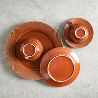 Service de vaisselle en porcelaine gaufrée personnalisé pour hôtels restaurants vaisselle en céramique rouge glaçure ensemble de bols en poterie japonaise Plato