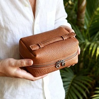 Pochette de maquillage miniature en cuir PU de luxe personnalisée, pochette cosmétique minimaliste de voyage pour femmes, pochette à main portable, organiseur de toilette