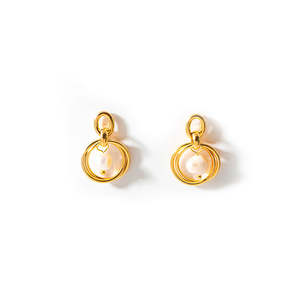 Boucles d'oreilles pendantes classiques pour femmes, avec perle, plaquées or PVD, en acier inoxydable 316L, durables et résistantes - Product Image 1