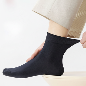 Chaussettes de cheville d'automne pour hommes d'affaires en coton respirant en noir blanc gris avec logo sur le bas - Product Image 1