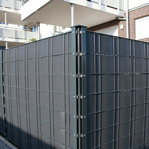 Bande <span class=keywords><strong>de</strong></span> clôture en plastique PP à motif cuir RAL7016 <span class=keywords><strong>de</strong></span> 1,1 mm pour clôture à double barre <span class=keywords><strong>de</strong></span> sécurité Ranch - Product Image 1