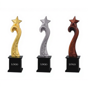 Trofeo metálico premium con base negra para premios al Empleado del Año y reconocimiento a la excelencia corporativa. - Product Image 1