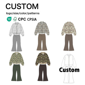 Ensemble deux pièces pour fillettes avec veste bomber camouflage à fermeture éclair intégrale et pantalon de yoga évasé à taille croisée, couleur et logo personnalisables - Product Image 1