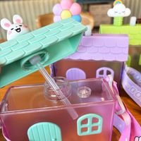 Nouveau produit créatif 2026 : Gourde en plastique en forme de petite maison avec paille, motif dessin animé mignon, pour enfants, idéale pour les loisirs en extérieur