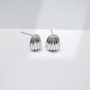 Precio de fábrica, pendientes geométricos hipoalergénicos de plata S925, elegantes y delicados, estilo coreano occidental, pequeños y sencillos para chicas. - Product Image 3