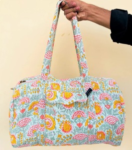 Sac de voyage matelassé en coton à imprimé floral, sac de voyage pour la nuit fait à la main, sac de voyage réutilisable en tissu matelassé pour femmes, sac de plage pour la nuit - Product Image 3