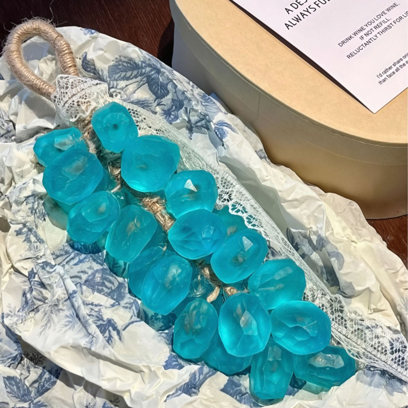 Savon moussant bleu prismatic en maille.