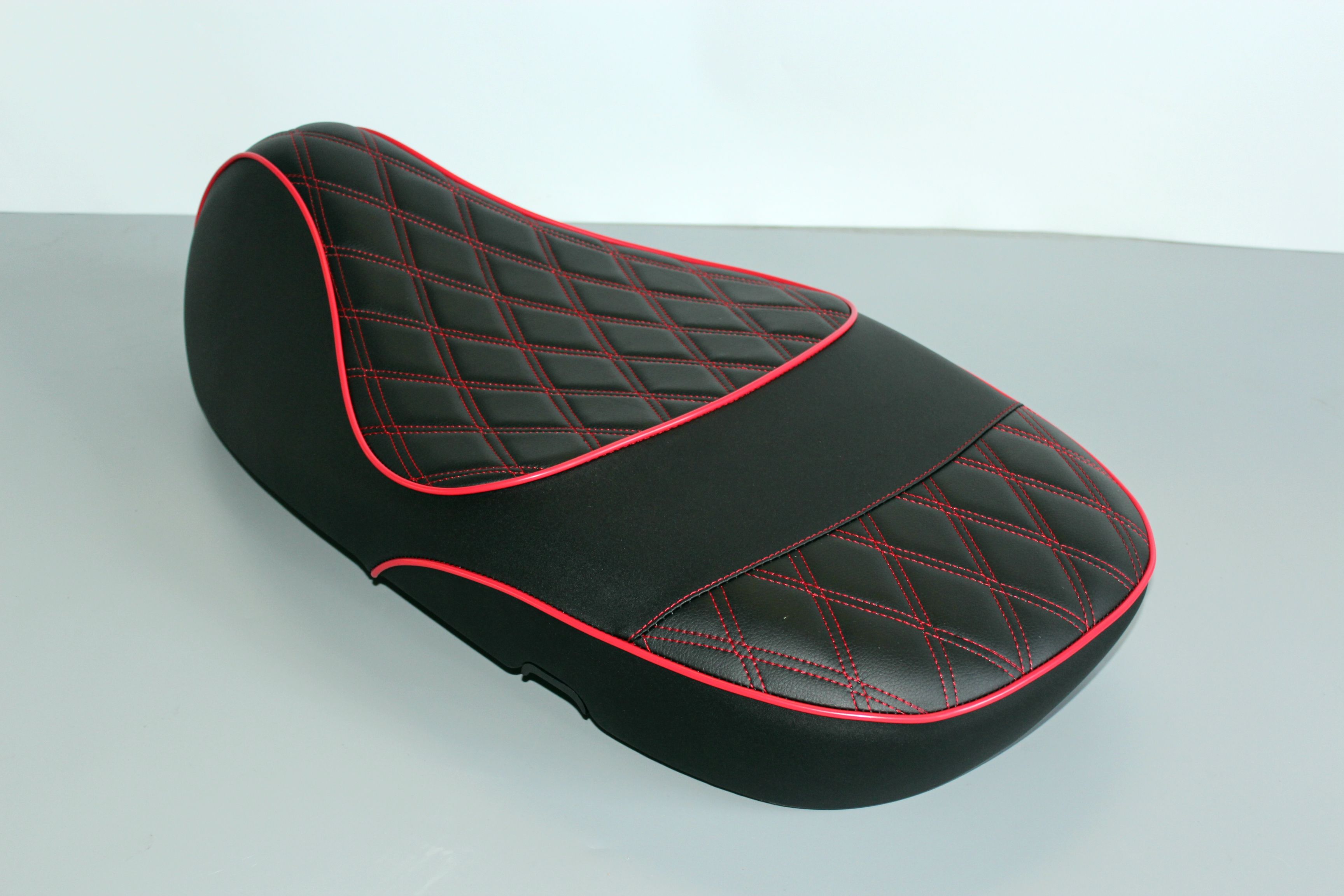 สีดำมีแถบสีแดง