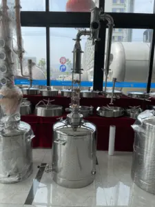 100Lウイスキー蒸留器ジン蒸留器ガラスカラム銅コア電気ボイラー蒸留器
