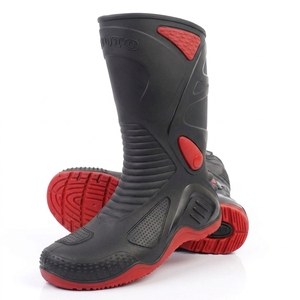 La semelle intermédiaire en PVC durable noire/rouge AP MOTO (II) et la semelle rouge vif allient un style audacieux à un confort robuste pour les balades aventureuses. - Product Image 1