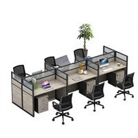 Ensemble de postes de travail modernes et minimalistes en bois pour quatre employés, avec cloisons de bureau et chaises - Idéal pour les entreprises