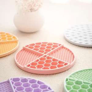แผ่นรองเลียสำหรับสัตว์เลี้ยงทำจากซิลิโคนแบบพับได้แผ่นรองเลียแบบรังผึ้งสำหรับสุนัขอย่างช้าๆพร้อมตัวดูดสไตล์ถ้วยน่ารักสินค้ามา2025 - Product Image 1
