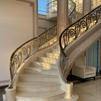 Escaliers courbes en fer forgé artisanaux pour intérieurs de boutiques haut de gamme