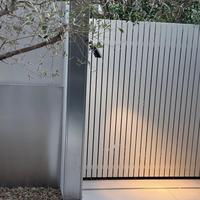 Panneaux de clôture en aluminium blanc de conception moderne sur mesure, 6 pieds, revêtement poudré, lattes verticales, clôture de jardin, terrasse de villa