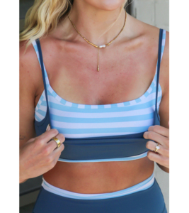 Sujetador deportivo a rayas de doble capa para mujer, cuello redondo, soporte medio, top de yoga transpirable de spandex y poliéster con shorts a juego - Product Image 1