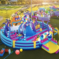 Parc d'attractions gonflable commercial géant pour enfants et adultes, avec château gonflable, toboggan et parcours d'obstacles