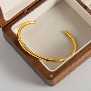 Brazalete Abierto de Acero Inoxidable Chapado en Oro de 18K de Inspiración Francesa para Mujer JDB201300 - Product Image 3