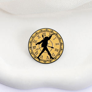 Broche Horloge <span class=keywords><strong>Chrono</strong></span> Trigger Style JRPG Rétro Silhouette d'Épée Crono avec Cadran à Chiffres Romains pour Fans de Jeux Sac à Dos Cadeau - Product Image 3
