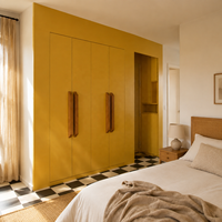 Armoire intégrée moderne rétro personnalisée en laque jaune avec poignées en bois, armoire de chambre à coucher pleine hauteur