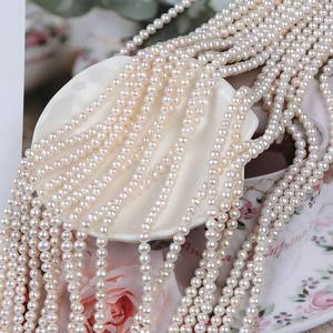 ไข่มุกน้ำจืดสีขาวธรรมชาติ ร้อยเป็นเส้น ขนาด 4-5 มม. สำหรับงาน DIY ทำต่างหู สร้อยคอ แบบกึ่งสำเร็จรูป จากจูจี - Product Image 1