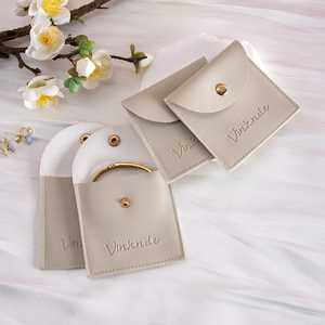 Pochette élégante en cuir PU beige de qualité supérieure 7x7cm avec bouton pression, emballage cadeau recyclable pour pendentifs, bagues, bracelets - Product Image 1