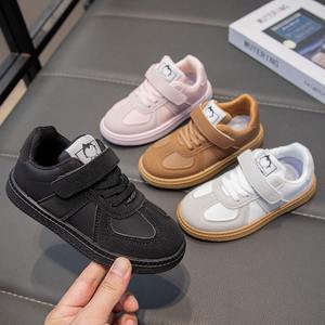 Venta al por mayor de zapatillas de correr de lujo para niños y niñas, zapatillas de deporte escolares blancas y negras para niños, goma de PVC, diseño plano de moda para caminar en invierno - Product Image 6