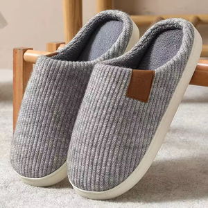 Nouvelles pantoufles de luxe pour femmes avec semelle TPR de qualité supérieure, doublure en peluche et matériaux haut de gamme - Product Image 4