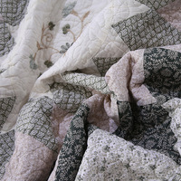 Nouvel ensemble de couvre-lit matelassé brodé à la machine de style nordique à motifs de plantes et de fleurs, doux et absorbant l'humidité