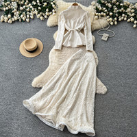 Set atasan dan rok wanita model V-neck berenda, potongan ramping, elegan, berkesan berkelas, cocok untuk acara kasual.