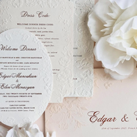 Ensemble de cartes de mariage de luxe en relief floral, décoré de pompons, blanc crème, papeterie de mariage, logo personnalisé, imprimé en typographie, peint à la main