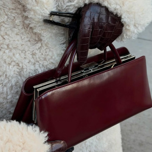 Bolsos de Mano de Cuero al por Mayor, Color Rojo Oscuro, de Alta Calidad, Personalizados para Mujer, Duraderos, Rígidos, Estructurados, con Bolsillo Magnético para Almacenamiento - Product Image 4