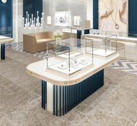 Table de présentation de bijoux ovale de luxe |   Base de colonne cannelée en aluminium bleu marine de haute qualité et durable |   Vitrine en verre