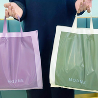 Sac de courses en plastique réutilisable avec impression de logo personnalisée, poignée souple colorée rose, sac fourre-tout recyclable en LDPE, OEM pour vêtements