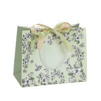 Collection de sacs cadeaux botaniques sophistiqués A1 avec motifs floraux et oiseaux, nœuds en satin superposés, poignées tressées et ensemble de tailles