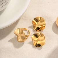 SUMMLY Ensemble de boucles d'oreilles et bagues en acier inoxydable plaqué or 18 carats Étanche Tendance Circulaire Texture plissée pour femmes pour mariages