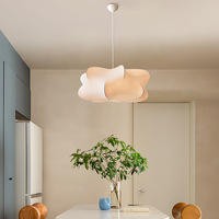 Lampe suspendue moderne nordique en soie pour salon de thé Lampe suspendue design pour chambre à coucher minimaliste Petite taille pour une installation facile du projet