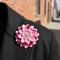 Sensibilisation au cancer du sein Royal et rose clair Satin ruban pétales faisant Corsage broche fille d'Isis symbole DOI fleur broche