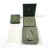Boîte cadeau personnalisée de style livre vert olive avec un ruban et une face texturée pour la vente au détail de cosmétiques