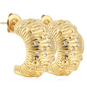 Pendientes de aro en forma de U dorados con diseño de estrella e incrustaciones de cristal para fiesta - Product Image 1