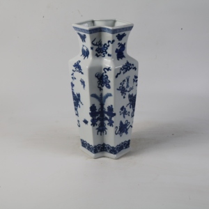 Jarrón de Porcelana Hexagonal Azul y Blanco Pintado a Mano de Jingdezhen, 40 cm, con Patrón Bogu, Decoración para el Hogar, Regalo, Estilo Art Deco - Product Image 1
