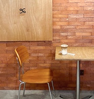 Conçues pour les restaurants minimalistes et de style industriel, tables basses personnalisables, chaises et tables de salle à manger couleur noyer