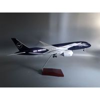 Modelo de Avión de Resina Yiguan 787 Edición Centenario de Lufthansa, 43 cm, con Luces Activadas por Voz, Ruedas y Simulación Estática