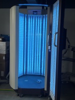 Cabine de photothérapie UVB à bande étroite 311 nm certifiée CE avancée pour le traitement du vitiligo et du psoriasis par luminothérapie sur tout le corps