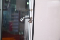 Vitrine en verre pour magasin de bijoux à lumière LED Vitrine en verre à cadre en aluminium gris avec logo client