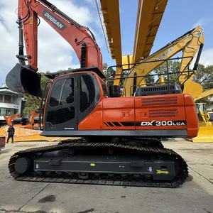 รถขุดดิน Doosan DX 300LC สีแดง อุปกรณ์ก่อสร้างงานหนักสีส้ม - Product Image 1