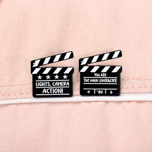 Épinglette en émail 'You Are the Main Character' en forme de <span class=keywords><strong>claquette</strong></span> de cinéma, broche en alliage créative avec scène de film, badge pour sac et revers, bijoux et cadeaux - Product Image 1