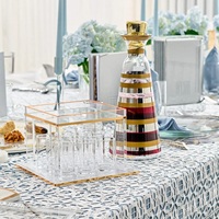 Carafe à vin en acrylique rayée or et argent sur mesure avec bouchon doré |   Carafe à eau et à liqueur conique en lucite