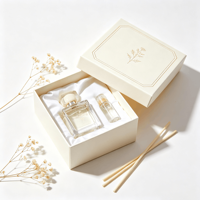 Boîte cadeau de parfum haut de gamme à base rigide carrée avec couvercle, doublure en éponge, logo personnalisé, impression UV, carton écologique pour la vente au détail de marques cosmétiques
